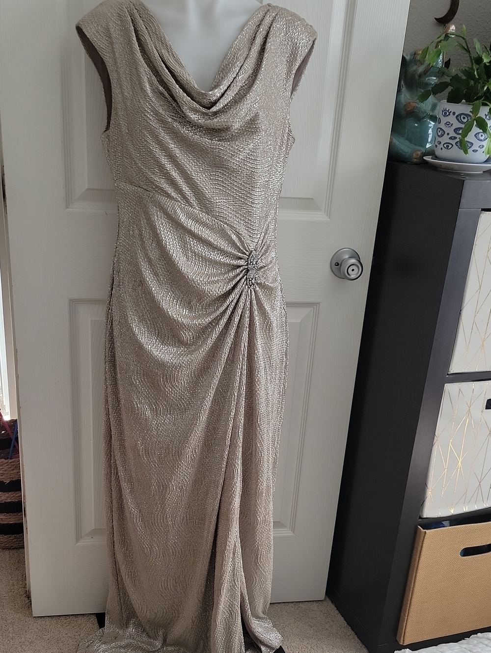 Lauren Ralph Lauren Evening Sleeveless Gown Diamond Brooch 14 Champagne Metallic